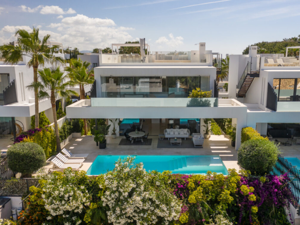 Spectacular villa in Altos de Puente Romano