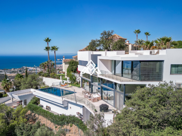 Experience Luxury Living: Stunning 4-Bedroom Villa with Panoramic Sea Views in Los Altos de Los Monteros, Marbella
