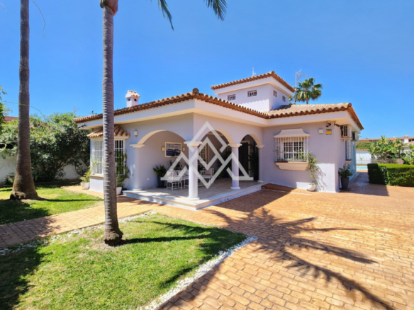 Charming One-Story Villa with Private Pool and Garden Near La Barrosa Beach