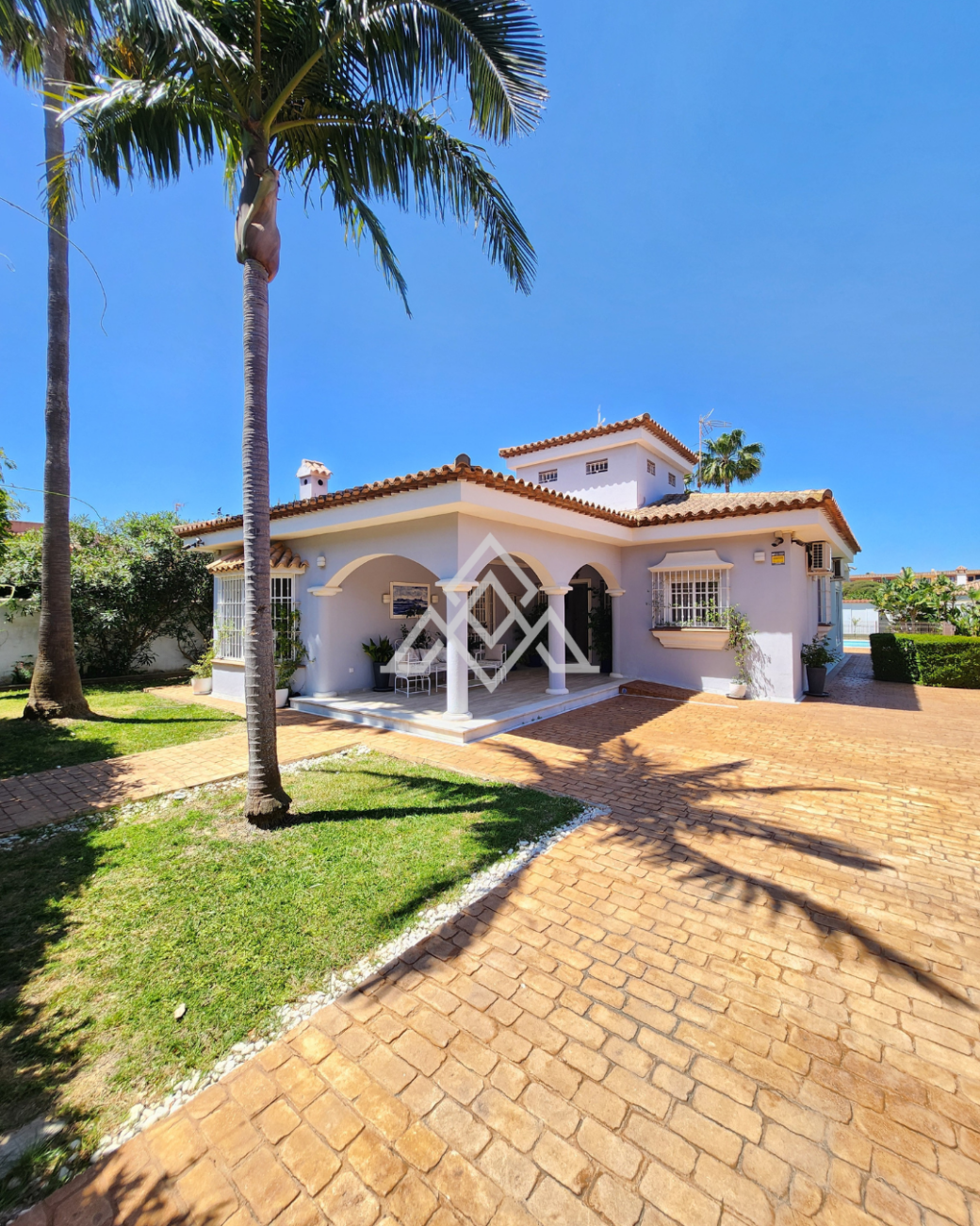 Charming One-Story Villa with Private Pool and Garden Near La Barrosa Beach