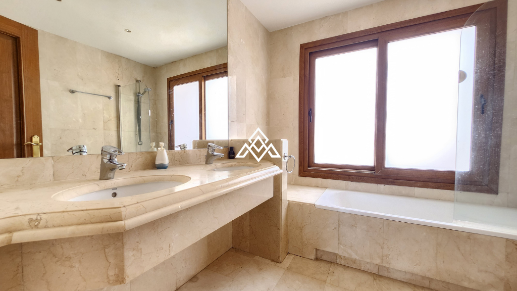 Spacious 4-Story Townhouse with Sea Views in Riviera del Sol, Mijas