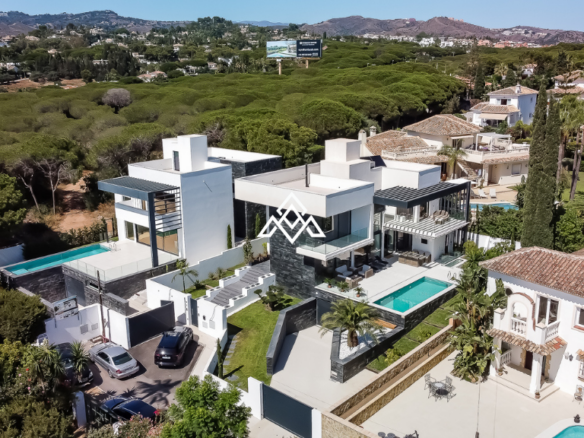 Spectacular Scandinavian-Style Villa with Rooftop Jacuzzi in Marbesa, Marbella