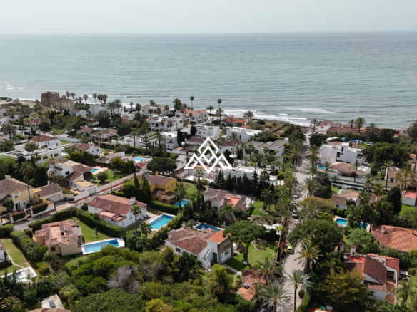 Charming Villa with Garden, Pool, and Guest Studio Just 300m from the Beach in Marbesa, Marbella