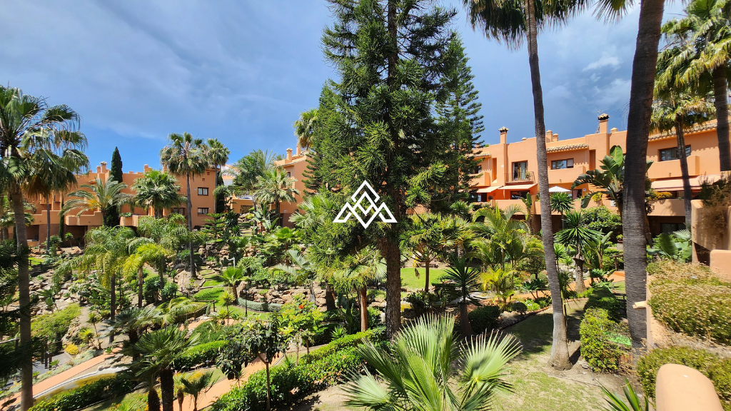 Spacious 4-Story Townhouse with Sea Views in Riviera del Sol, Mijas