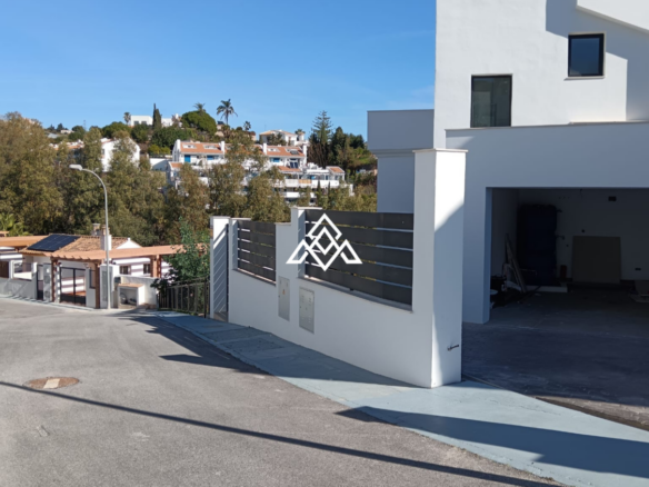 Stunning Contemporary Villa with Indoor Pool and Sea Views in Benalmádena