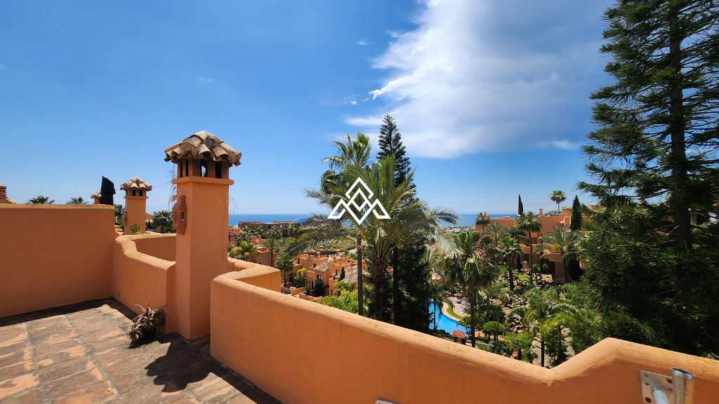 Spacious 4-Story Townhouse with Sea Views in Riviera del Sol, Mijas