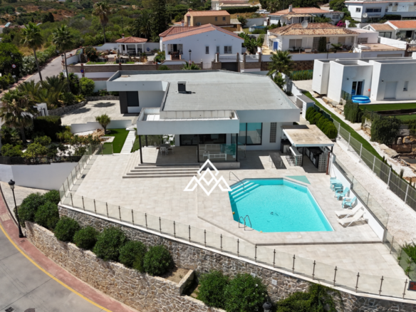 Detached villa with panoramic sea views in Manilva