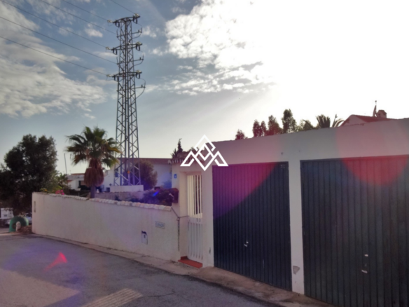 Large Plot in Calahonda – Close to the Beach, with Building Permit and Sea Views