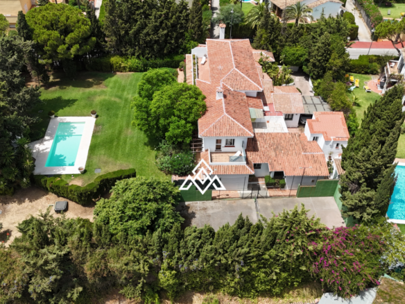 Villa with 3,000 m² Private Garden in the Heart of Calahonda