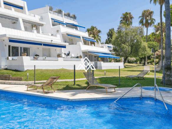Großzügiges Erdgeschossapartment mit 3 Schlafzimmern und großer Terrasse in Nueva Andalucía