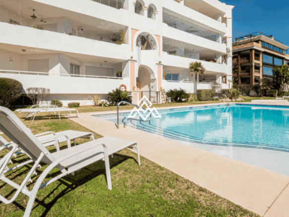 Strandapartment in erster Linie mit großer Terrasse in Puerto Banús