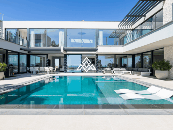 Contemporary villa located in a prestigious area of Benahavís