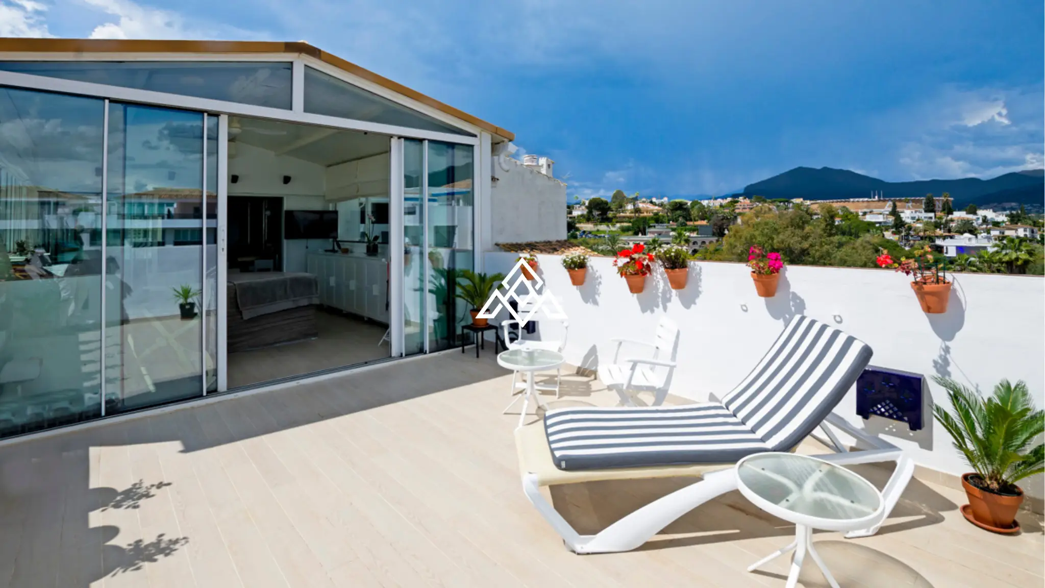 Penthouse Puerto Banus – Sun-Filled Terrace and Open Views