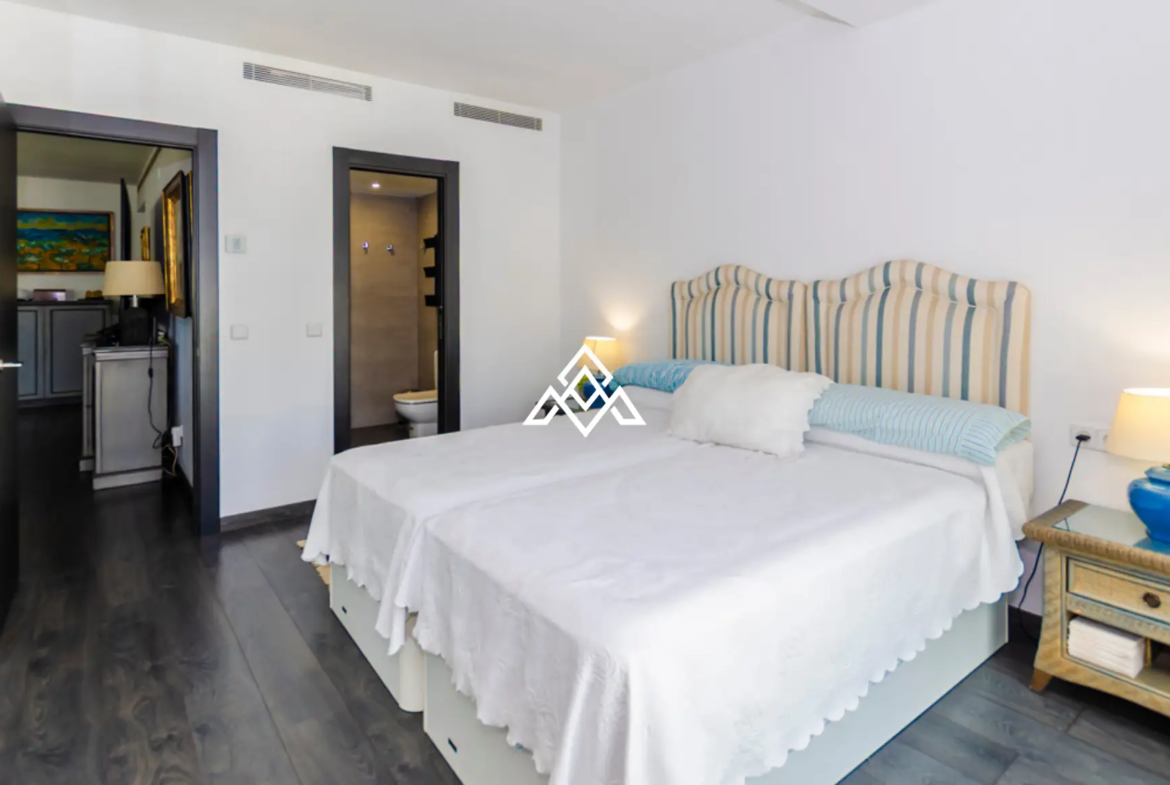 Penthouse Puerto Banus – Sun-Filled Terrace and Open Views