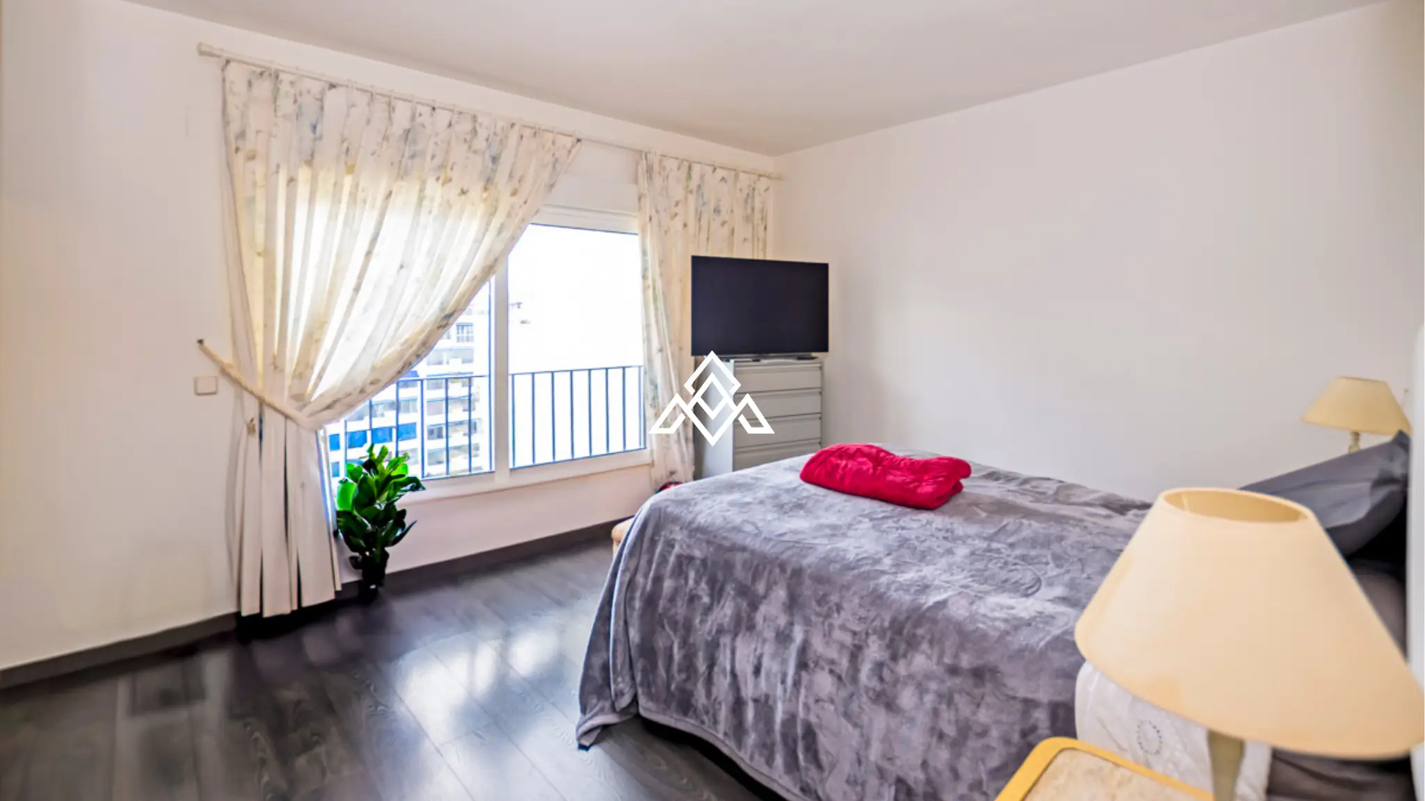 Penthouse Puerto Banus – Sun-Filled Terrace and Open Views