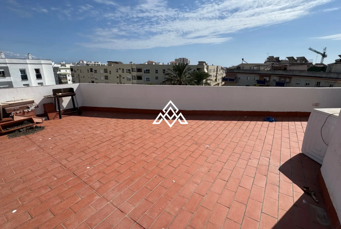 Penthouse Estepona – Terrace and Solarium with City Views