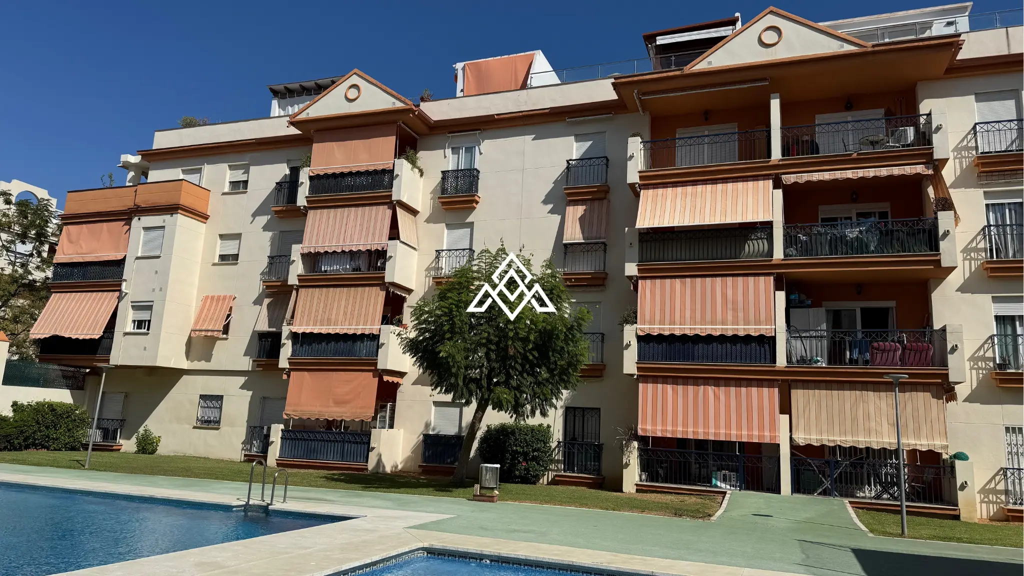 MPO-0586 Penthouse Estepona – Terrace and Solarium with City Views