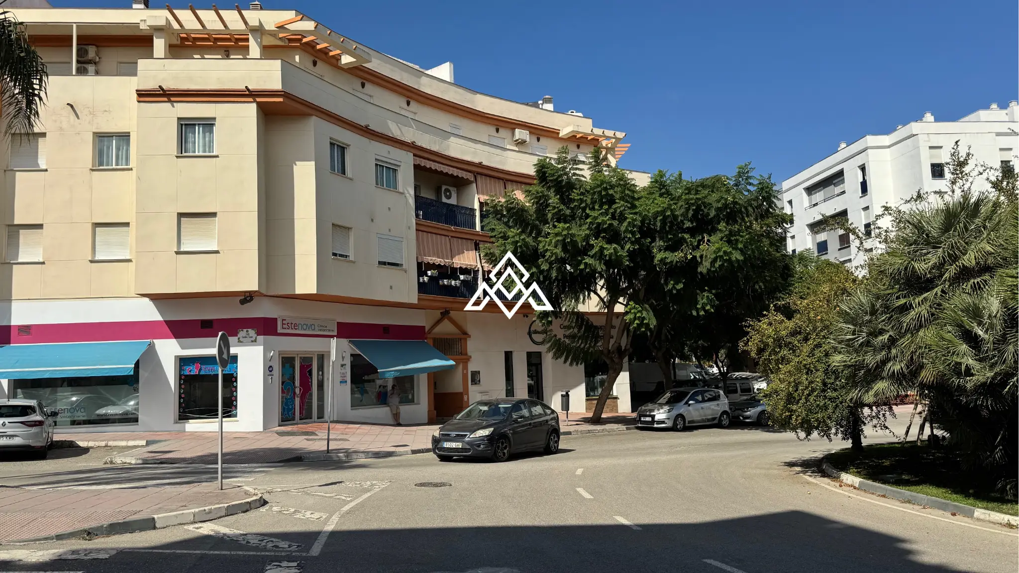 MPO-0586 Penthouse Estepona – Terrace and Solarium with City Views