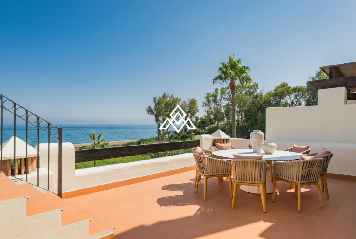 Frontline Beach Apartment Estepona – Large Terrace with Sea Views