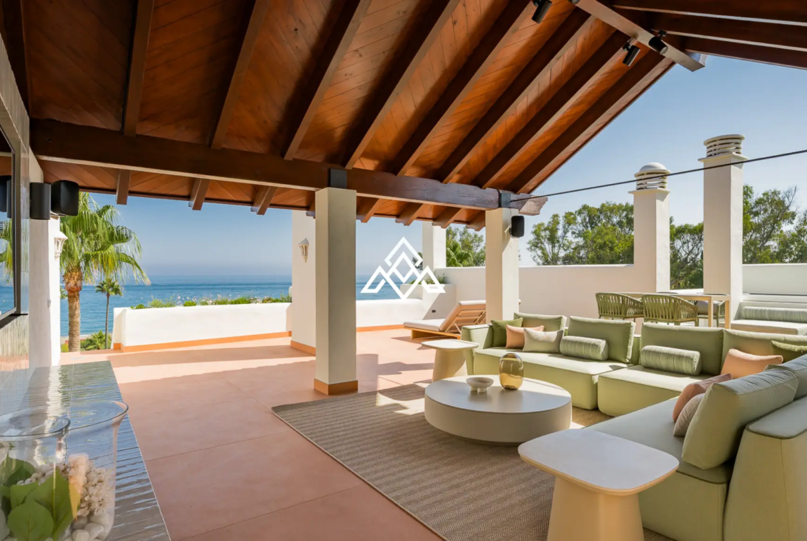 Frontline Beach Apartment Estepona – Large Terrace with Sea Views