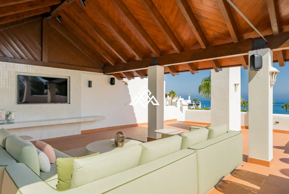 Frontline Beach Apartment Estepona – Large Terrace with Sea Views