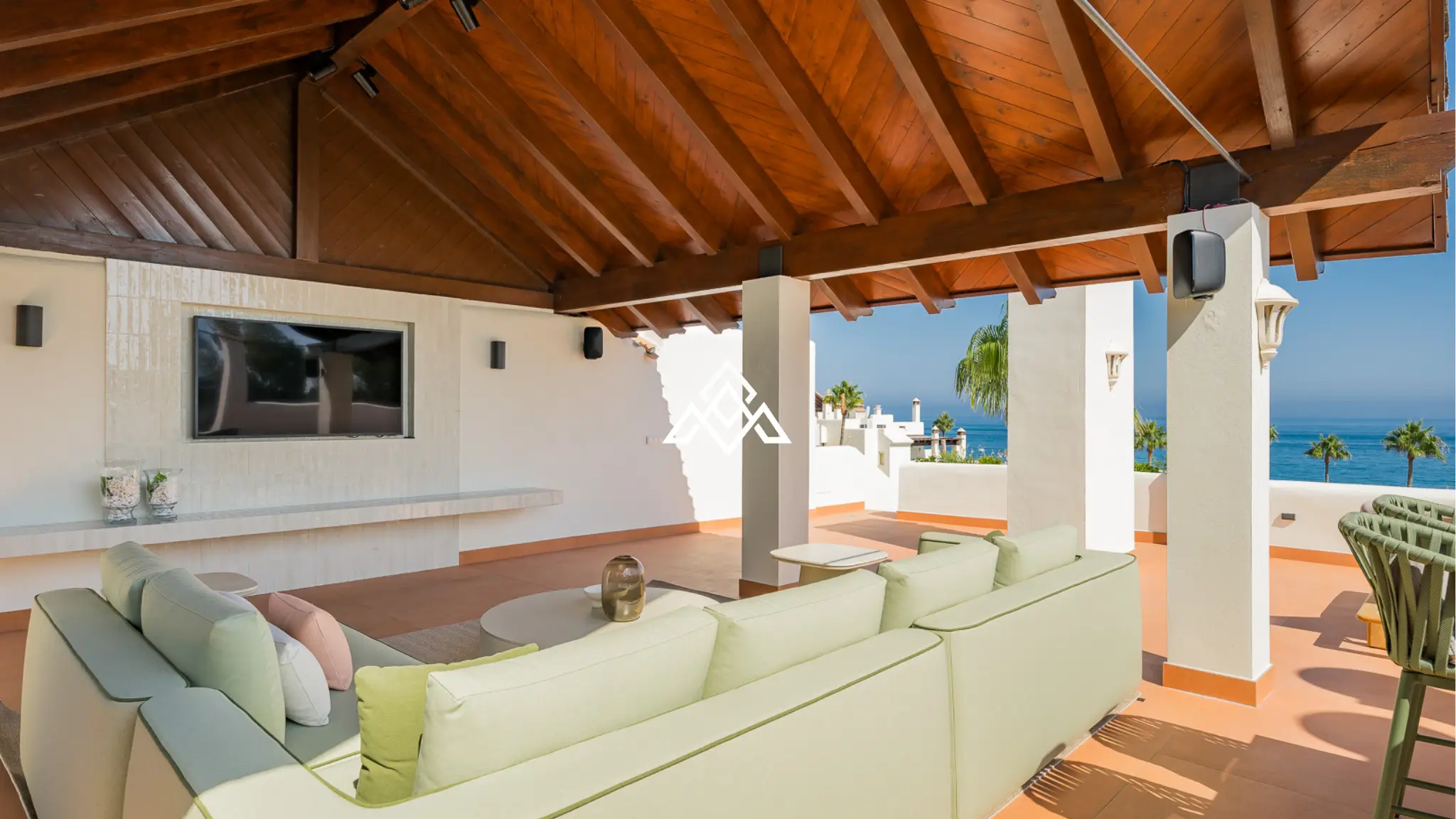 Frontline Beach Apartment Estepona – Large Terrace with Sea Views