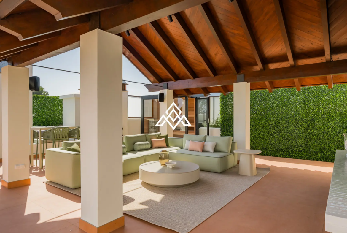 Frontline Beach Apartment Estepona – Large Terrace with Sea Views