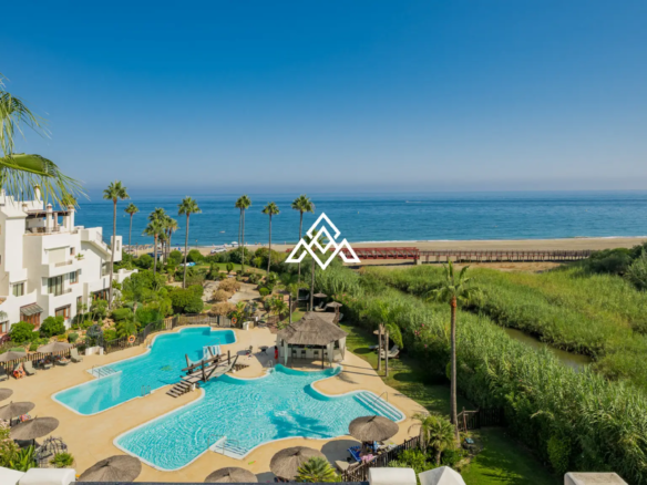 Frontline Beach Apartment Estepona – Large Terrace with Sea Views