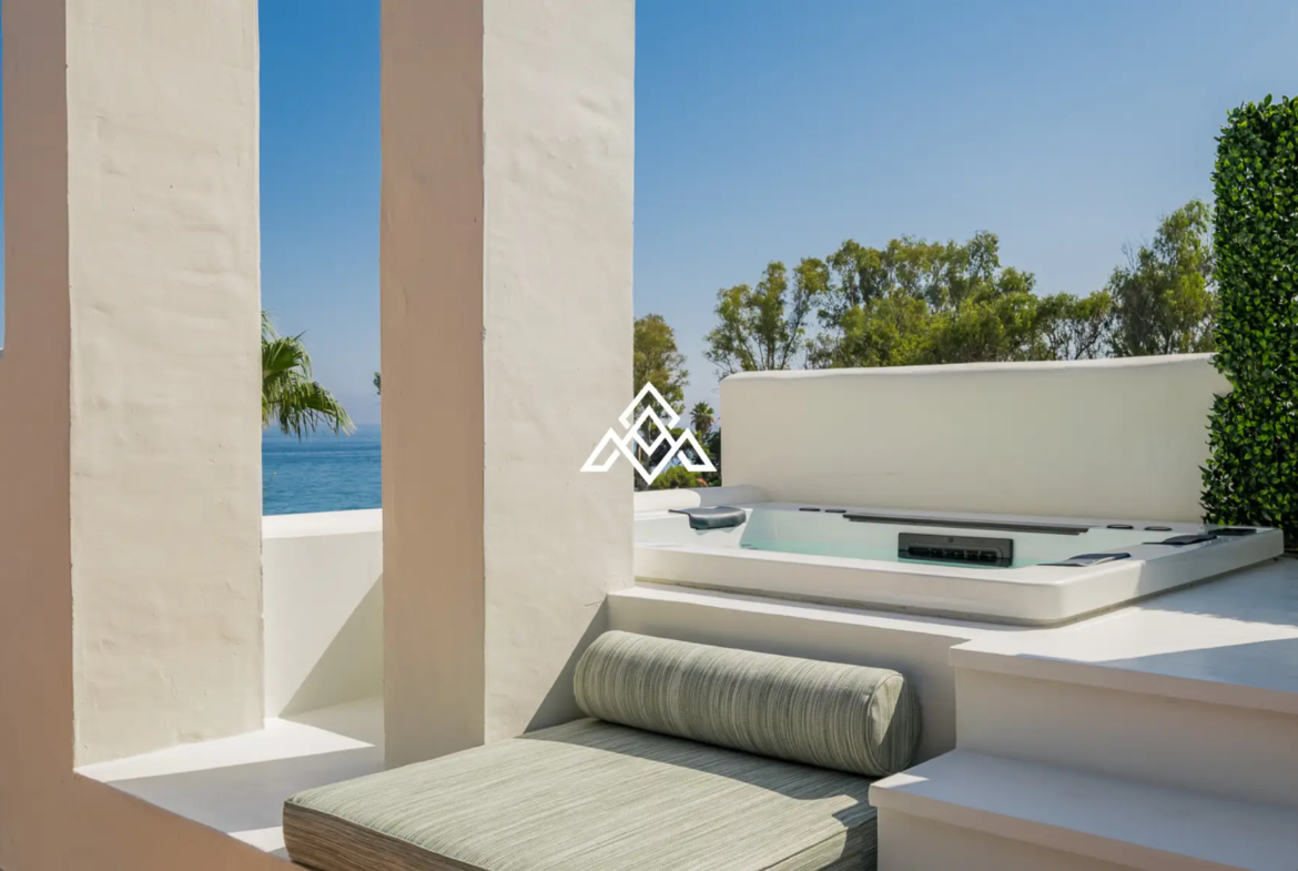 Frontline Beach Apartment Estepona – Large Terrace with Sea Views