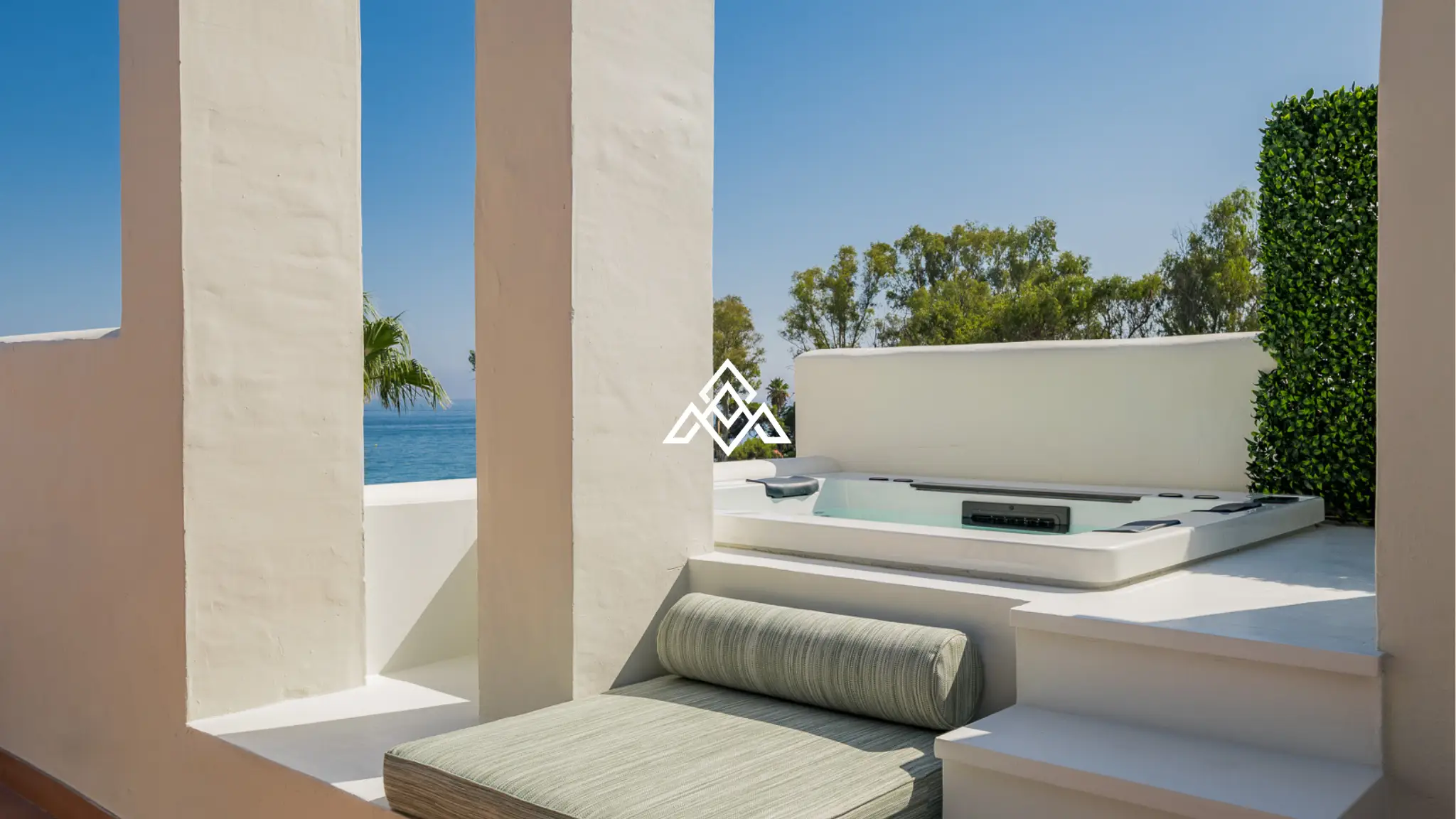 Frontline Beach Apartment Estepona – Large Terrace with Sea Views