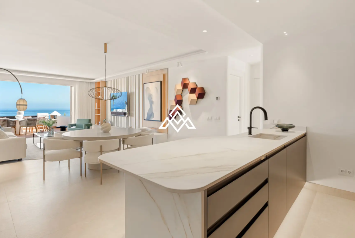 Frontline Beach Apartment Estepona – Large Terrace with Sea Views