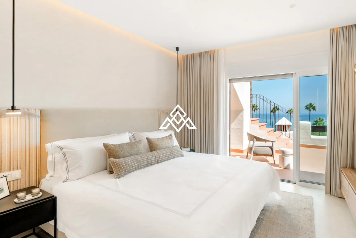 Frontline Beach Apartment Estepona – Large Terrace with Sea Views