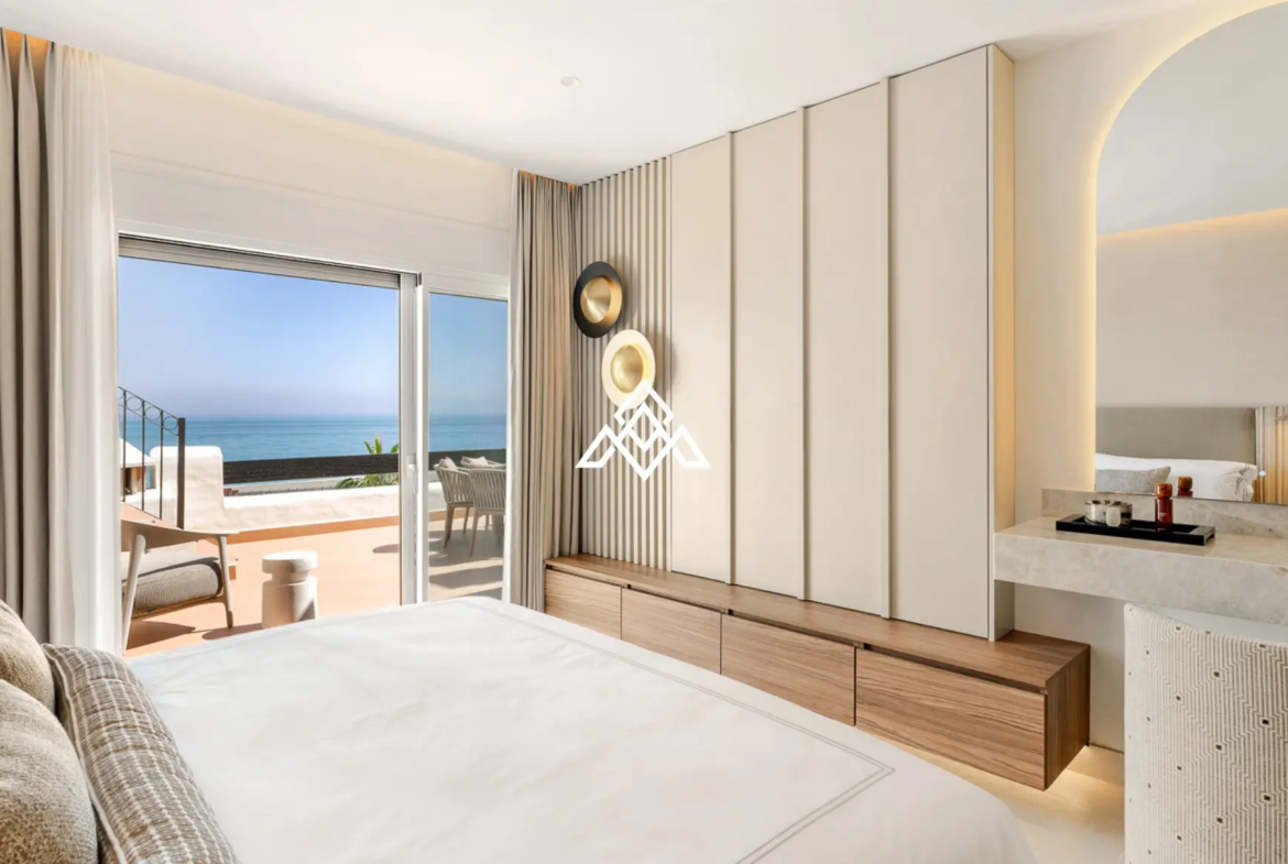 Frontline Beach Apartment Estepona – Large Terrace with Sea Views