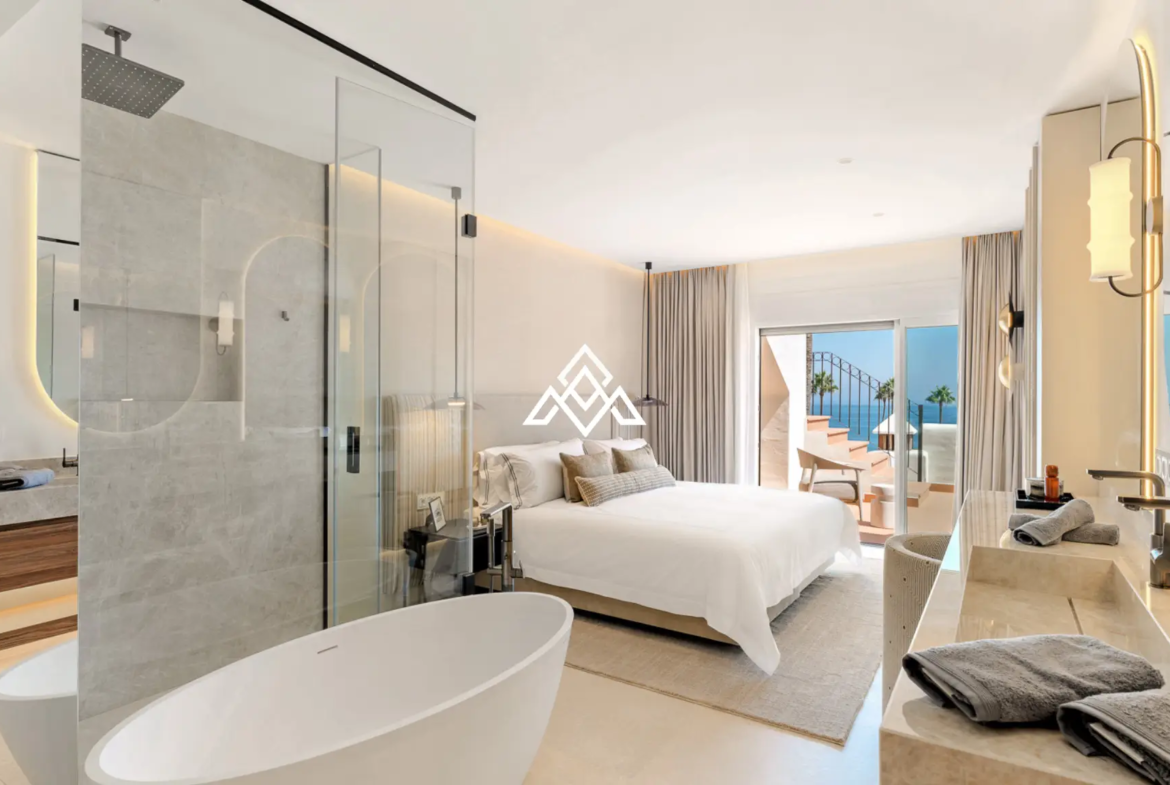 Frontline Beach Apartment Estepona – Large Terrace with Sea Views