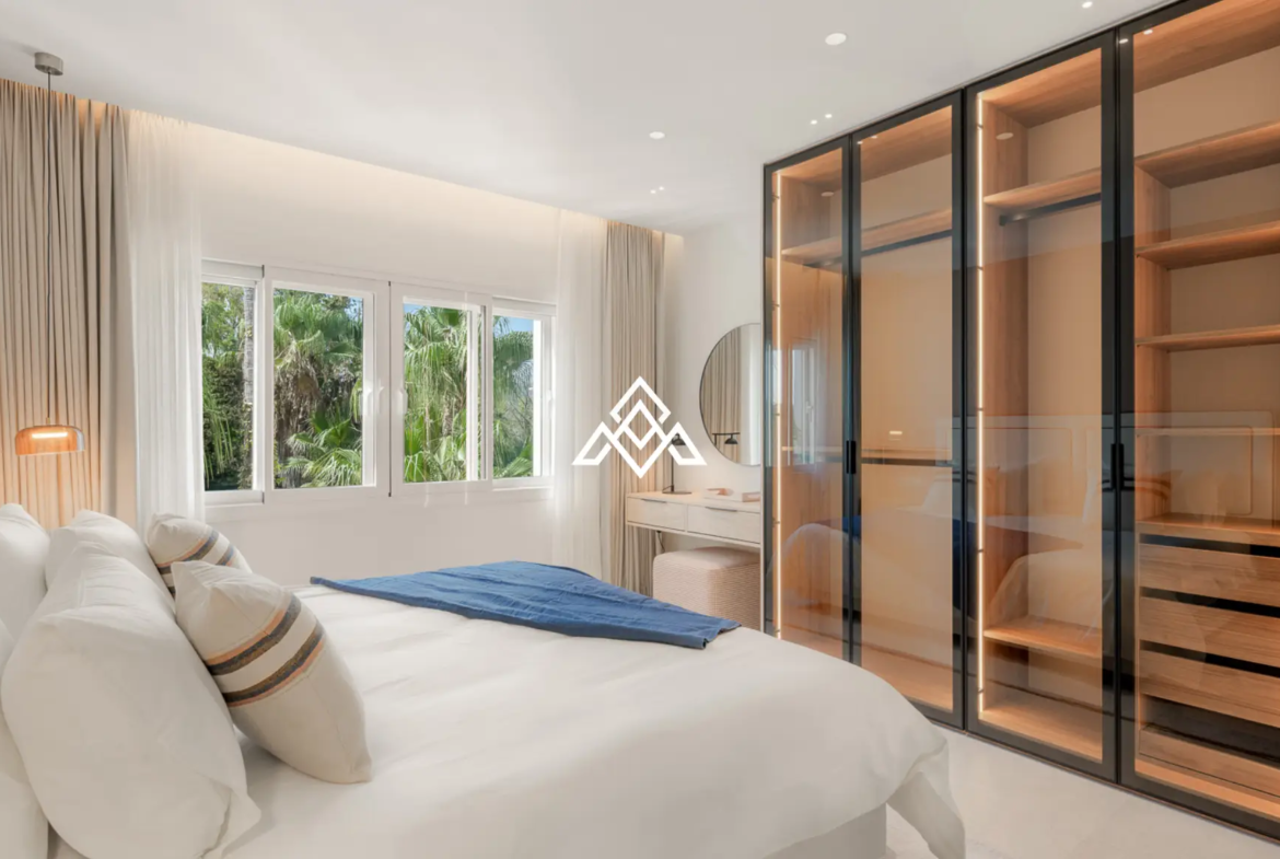 Frontline Beach Apartment Estepona – Large Terrace with Sea Views