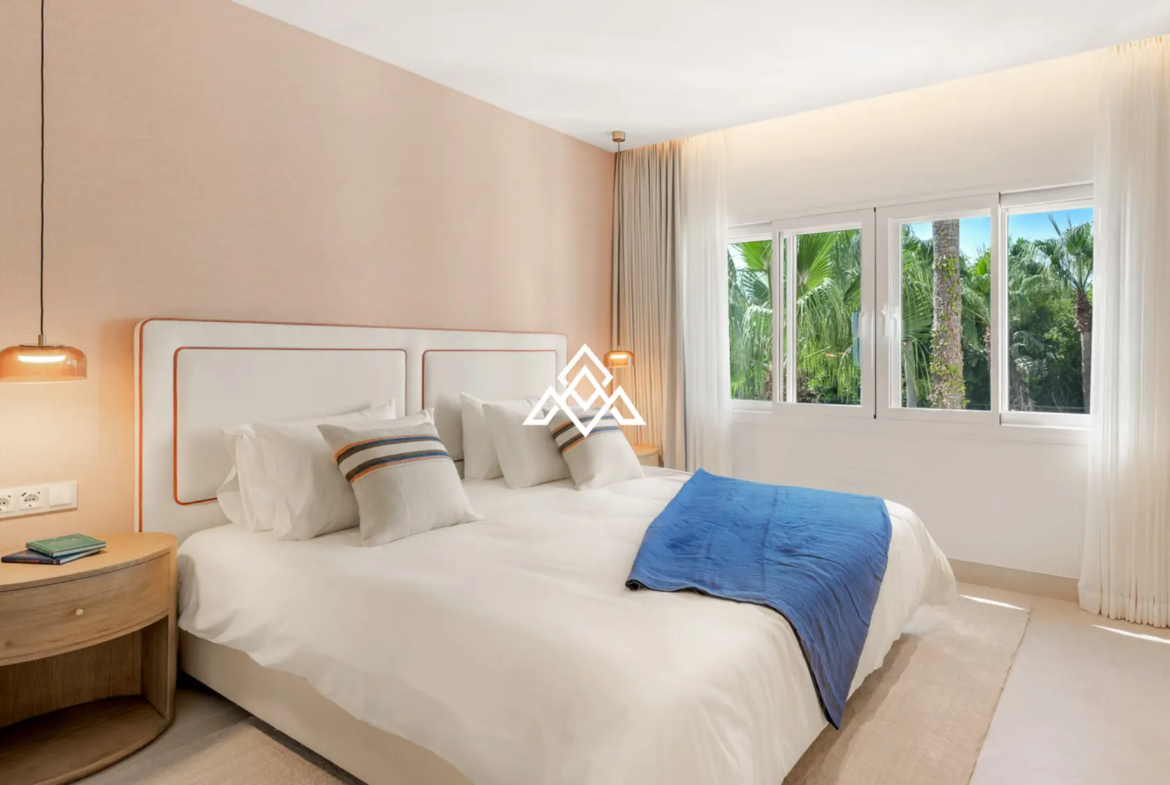 Frontline Beach Apartment Estepona – Large Terrace with Sea Views