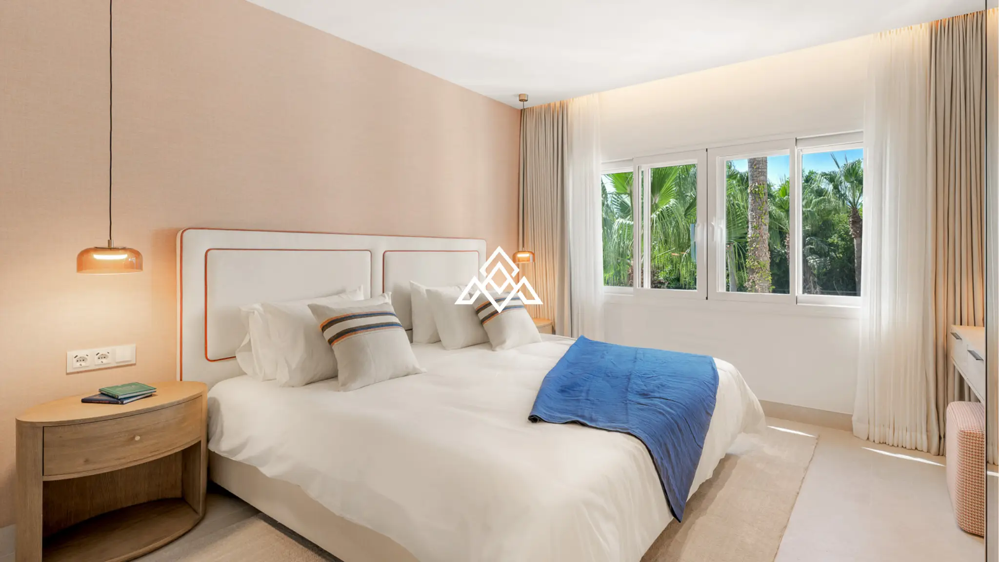 Frontline Beach Apartment Estepona – Large Terrace with Sea Views