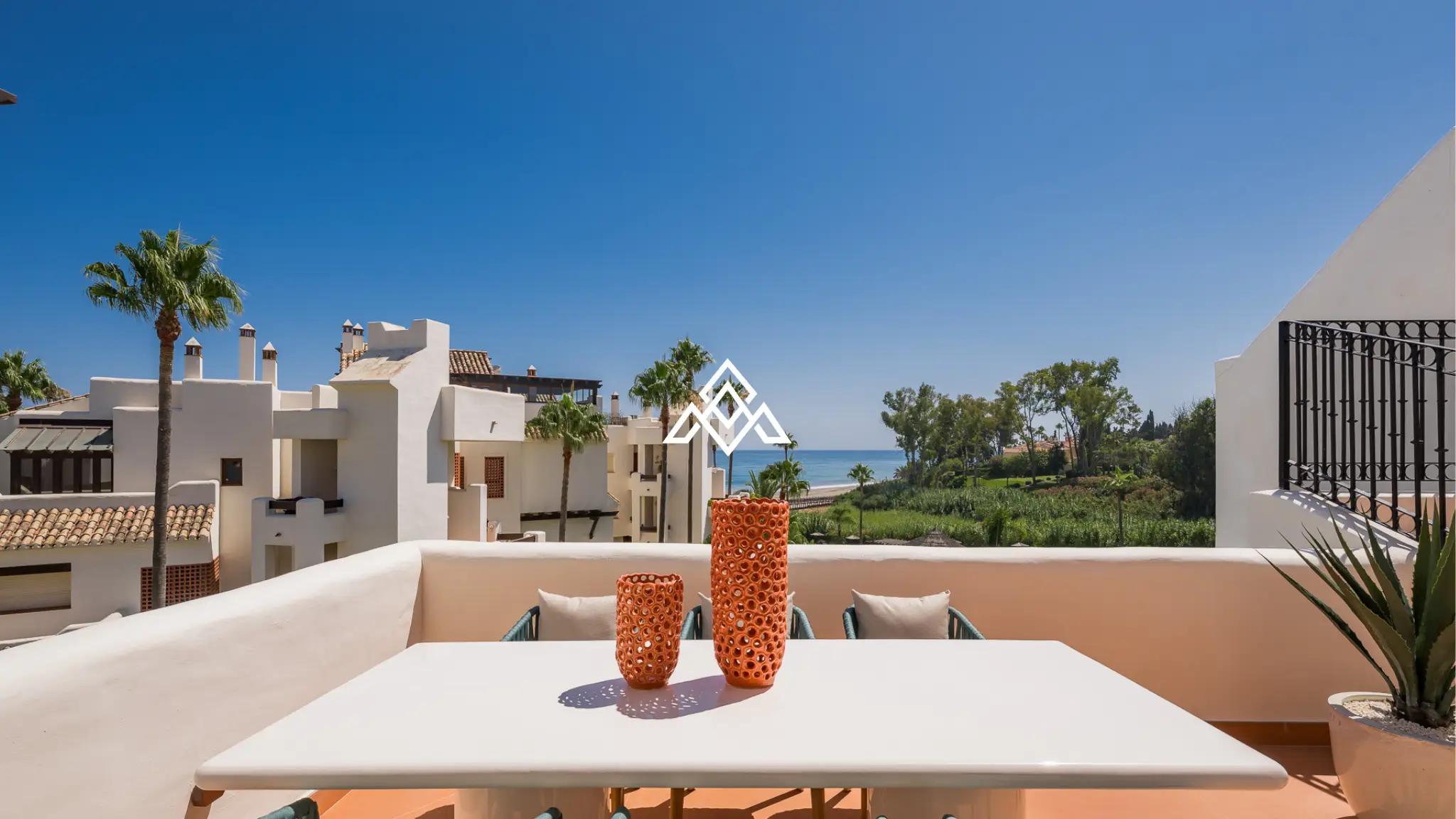 Beachfront Penthouse Bahia – Rooftop Terrace with Mediterranean Views