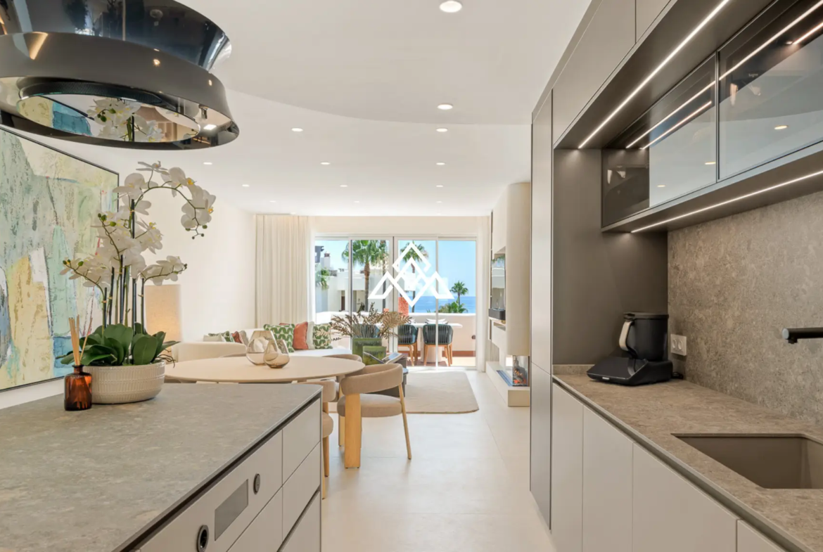 Beachfront Penthouse Bahia – Rooftop Terrace with Mediterranean Views