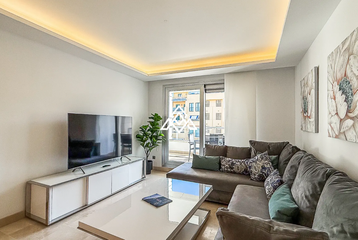 San Pedro penthouse duplex with solarium, terrace, and partial sea views near the boulevard