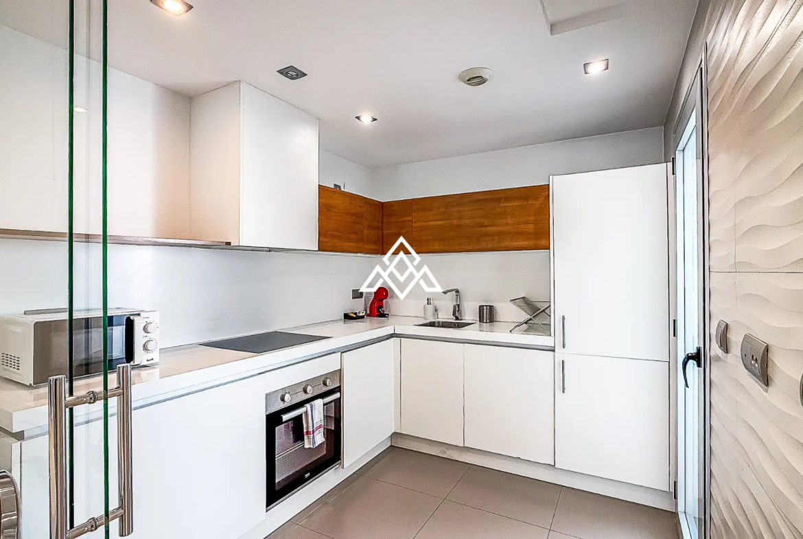 San Pedro penthouse duplex with solarium, terrace, and partial sea views near the boulevard