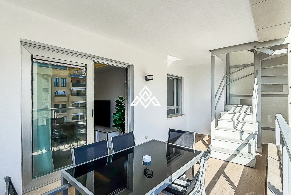 San Pedro penthouse duplex with solarium, terrace, and partial sea views near the boulevard