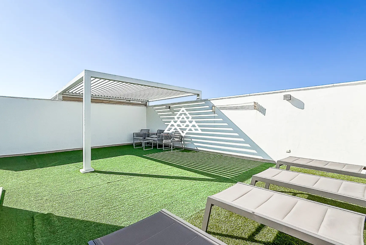 San Pedro penthouse duplex with solarium, terrace, and partial sea views near the boulevard