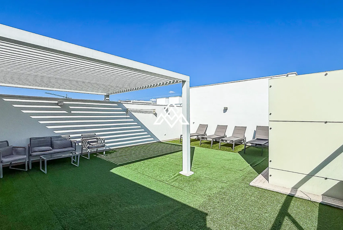 San Pedro penthouse duplex with solarium, terrace, and partial sea views near the boulevard