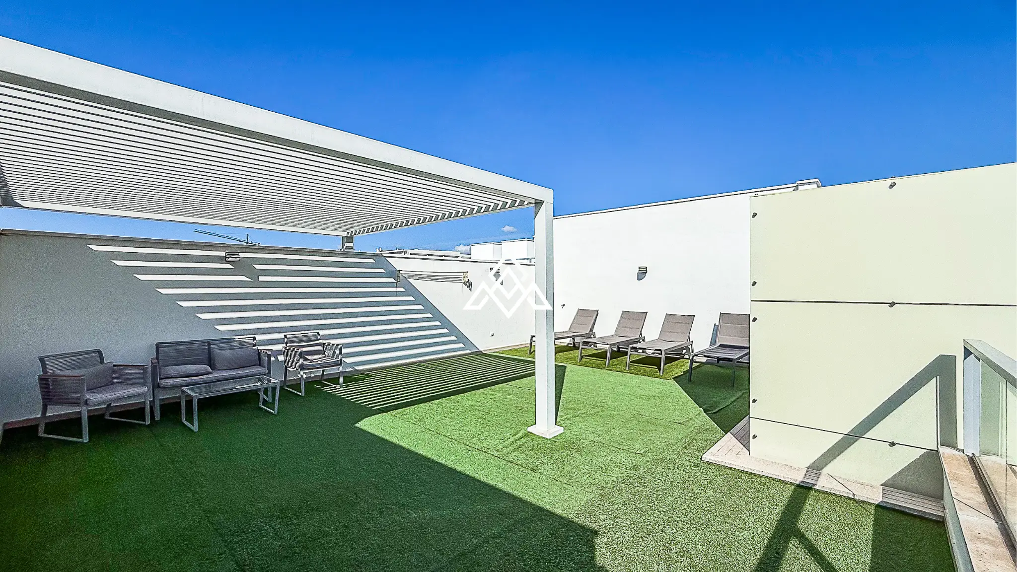 San Pedro penthouse duplex with solarium, terrace, and partial sea views near the boulevard