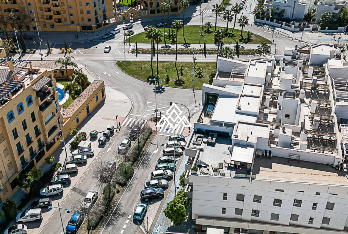 San Pedro penthouse duplex with solarium, terrace, and partial sea views near the boulevard