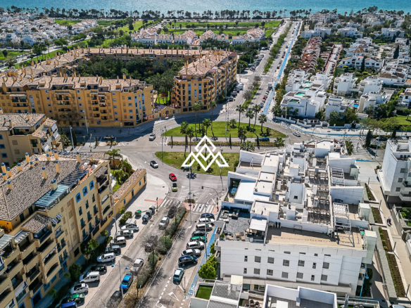 San Pedro penthouse duplex with solarium, terrace, and partial sea views near the boulevard