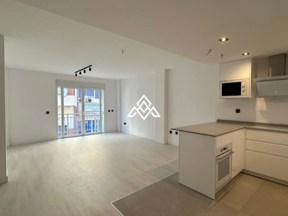 Renovated Marbella Center apartment 3 bedrooms, 2 bathrooms, partial sea views, 100m from the beach