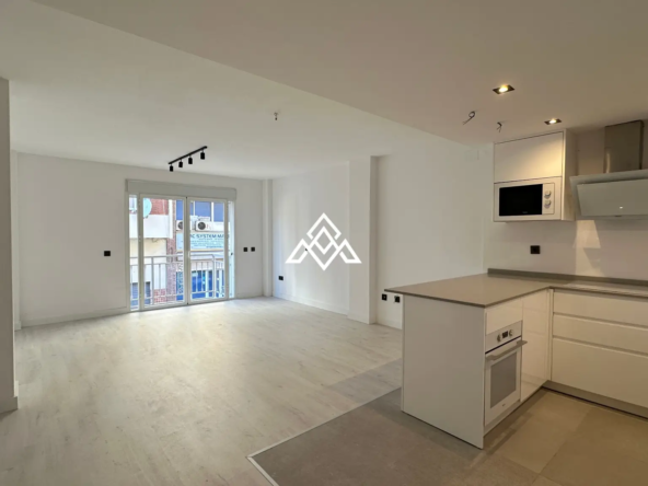 Renovated Marbella Center apartment 3 bedrooms, 2 bathrooms, partial sea views, 100m from the beach