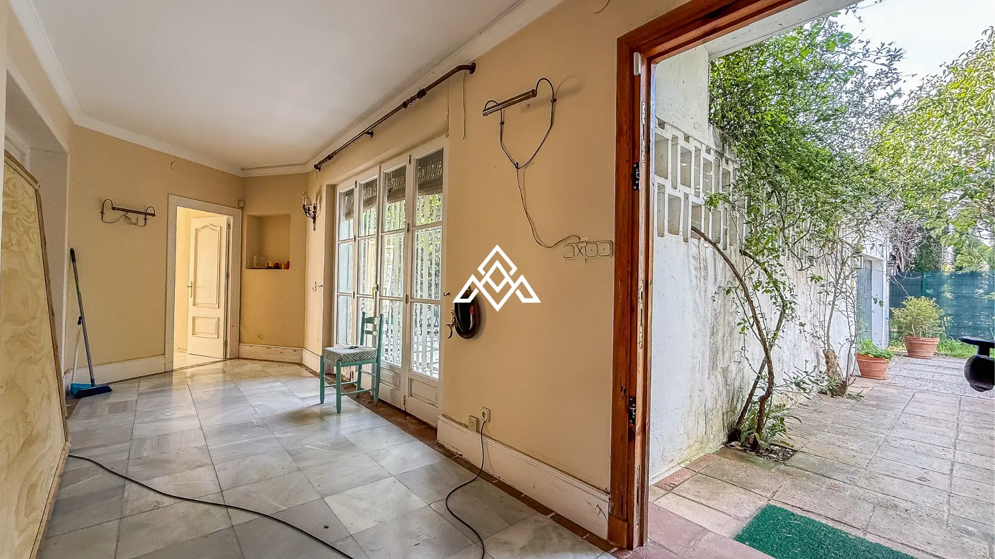 Casasola villa on large plot with private pool and garden near the beach